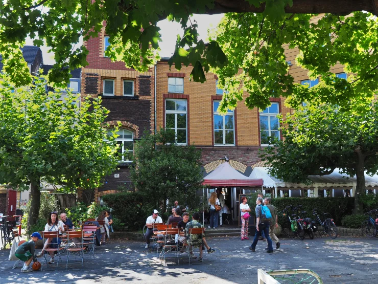 Hier im Hof oder in den Innenräumen des Cafés der Alten Feuerwache Köln kann man in den Mittagespausen der logopädischen Fortbildungen leckere kleine Gerichte essen.   Hier im Hof oder in den Innenräumen des Cafés der Alten Feuerwache Köln kann man in den Mittagespausen der logopädischen Fortbildungen leckere kleine Gerichte essen.